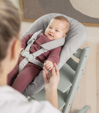 STOKKE STOLICA ZA HRANJENJE TRIPP TRAPP GLACIER GREEN I BEBI SET TRIPP TRAPP ANTHRACITE 