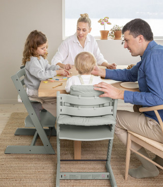 STOKKE STOLICA ZA HRANJENJE TRIPP TRAPP GLACIER GREEN I BEBI SET TRIPP TRAPP ANTHRACITE 